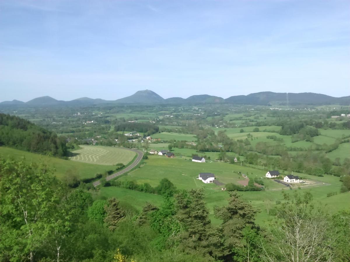 Coquelicot, Entre Volcans D Auvergne Et Sancy, Orcival. Apartamento