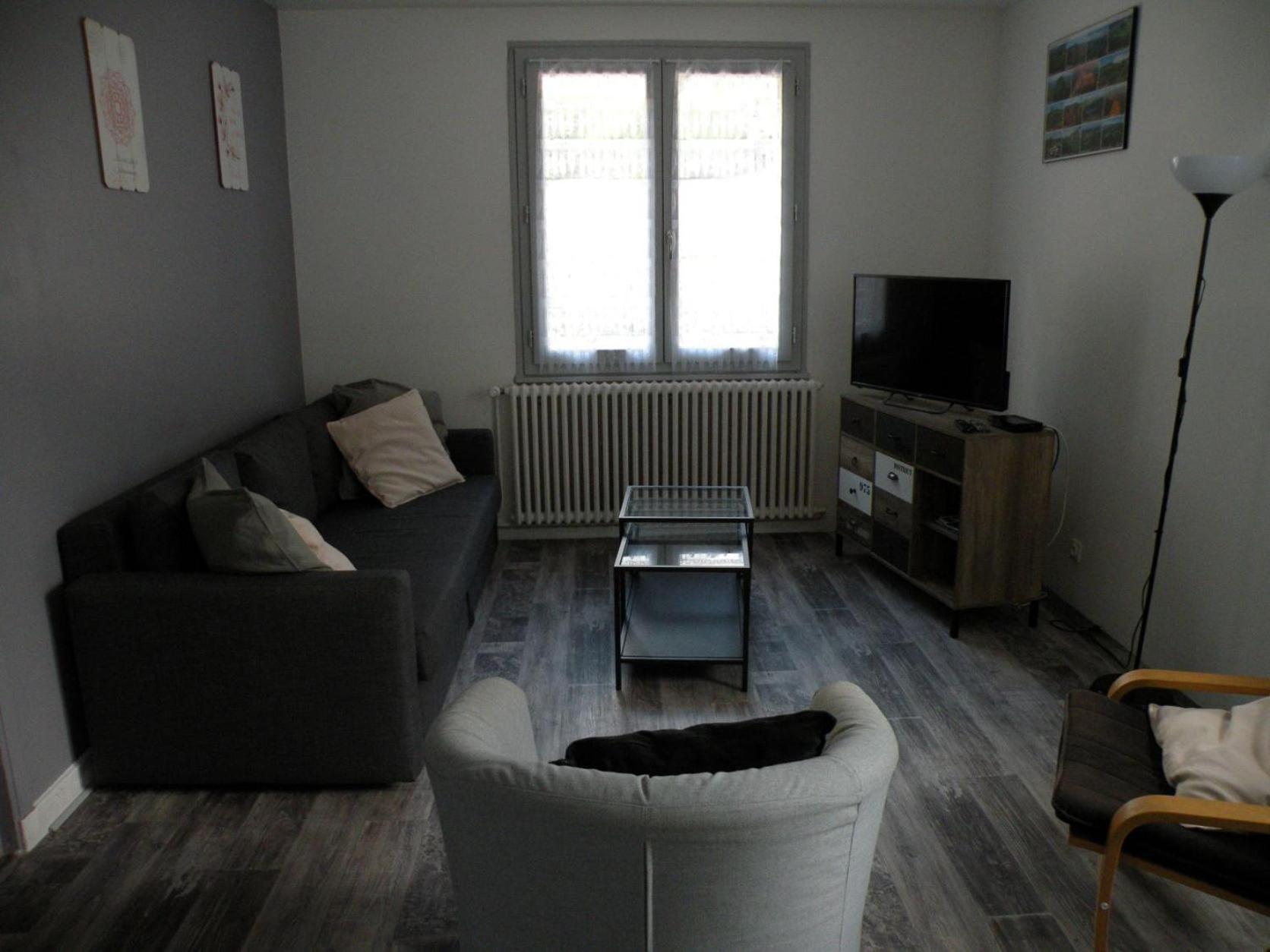 Coquelicot, Entre Volcans D Auvergne Et Sancy, Orcival. Apartment