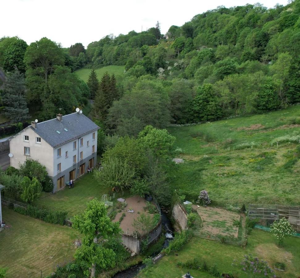 Coquelicot, Entre Volcans D Auvergne Et Sancy, Orcival. Apartment