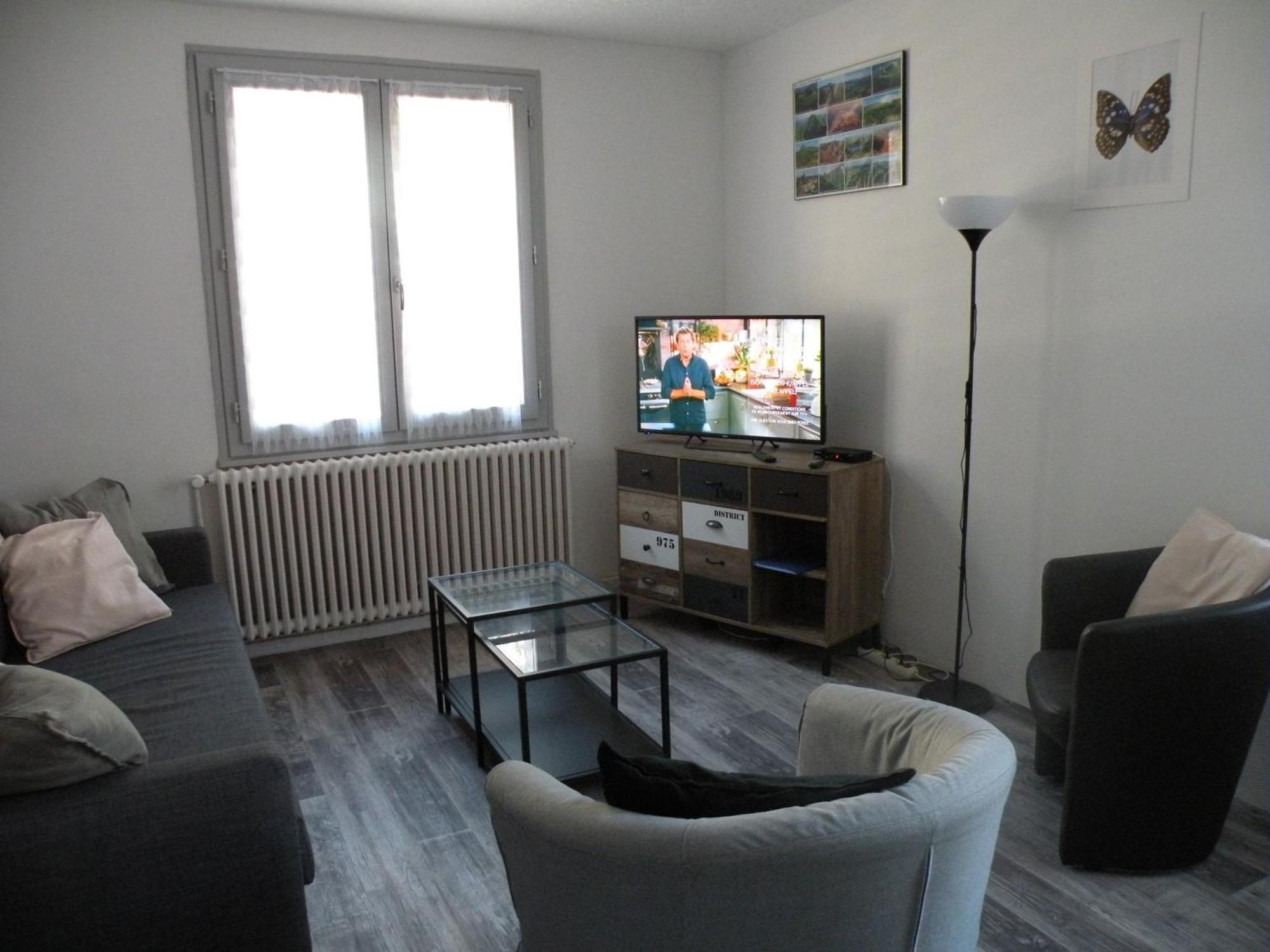 Coquelicot, Entre Volcans D Auvergne Et Sancy, Orcival. Apartment Orcival